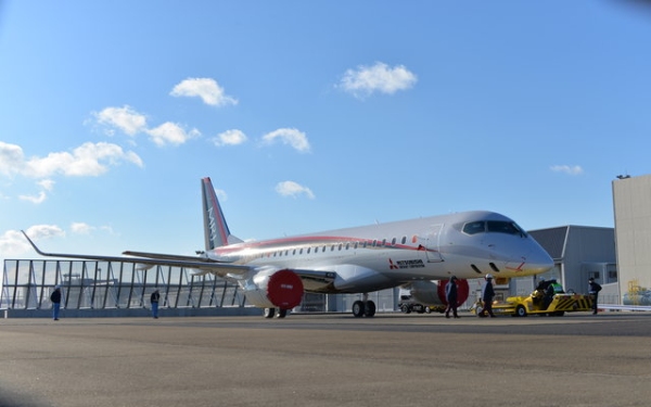 《三菱公布MRJ试飞机队新进展 首飞推迟至10月》
