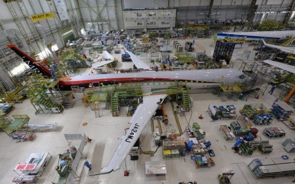 三菱公布MRJ试飞机队新进展 首飞推迟至10月