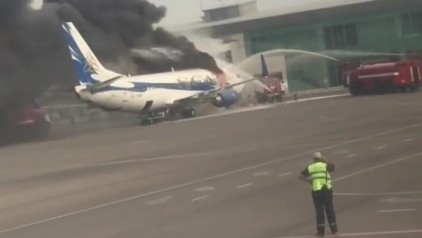 《SCAT航空一架737在地面爆炸起火 飞机被毁》