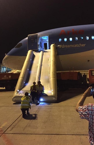 荷兰一航空公司空乘忘解除预位 误放787滑梯