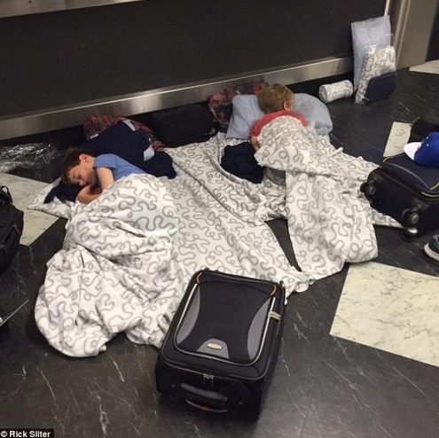 美联航客机备降英机场 269名乘客打地铺过夜