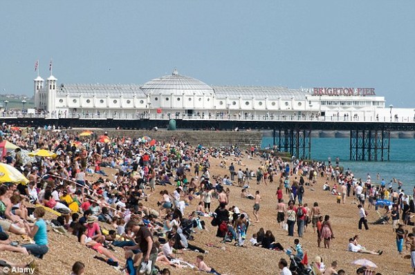 《布莱顿-霍夫拟成为英国首个海滩禁烟之城》