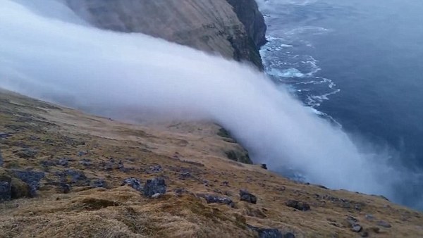 《大自然的奇观！冰岛西部峡湾惊现“雾瀑布”》