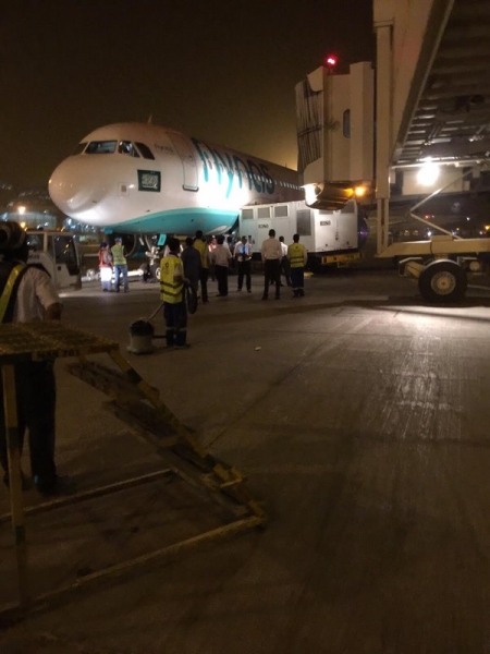 《沙特客机遭餐车撞击受损 车辆驾驶员受轻伤》