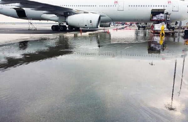 《吉隆坡廉航航站楼下沉　滑行道开裂机坪积水》