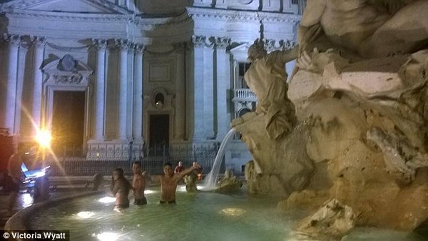 《美游客为消暑跳入意大利历史遗迹喷泉(图)》