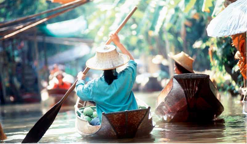 《划着独木舟去“逛街”曼谷水上市场》