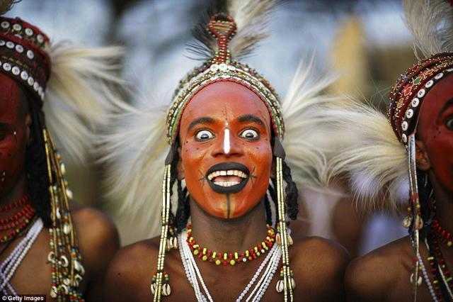 《揭秘非洲部落：男子“选美”又“偷妻”》