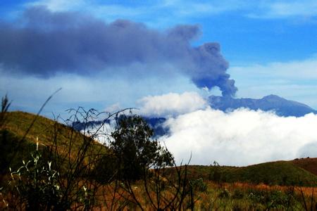 《印尼火山再喷发 巴厘岛机场关闭2小时旅客滞留》