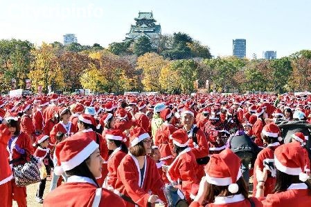 《万名“圣诞老人”齐聚大阪幻》