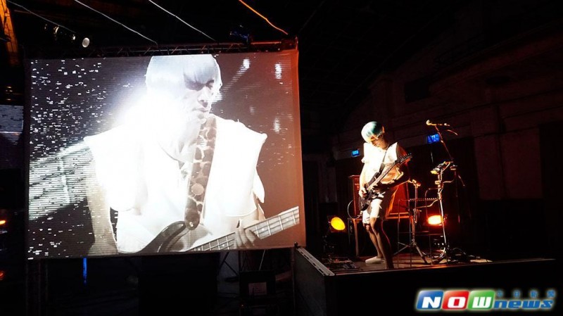 《乐手现场演奏　观众手机互动　多媒体电玩音乐剧开演》