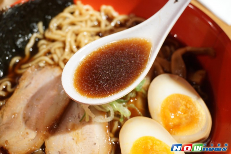 《游日本|挑战舌尖味蕾！一碗黑汤　让爱面者「吃」狂》