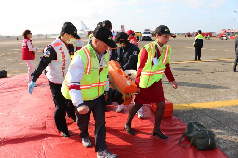 《桃园机场空难演习　首度演练未受伤旅客及家属接待》