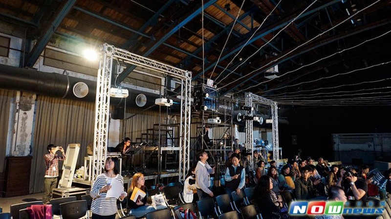 《乐手现场演奏　观众手机互动　多媒体电玩音乐剧开演》