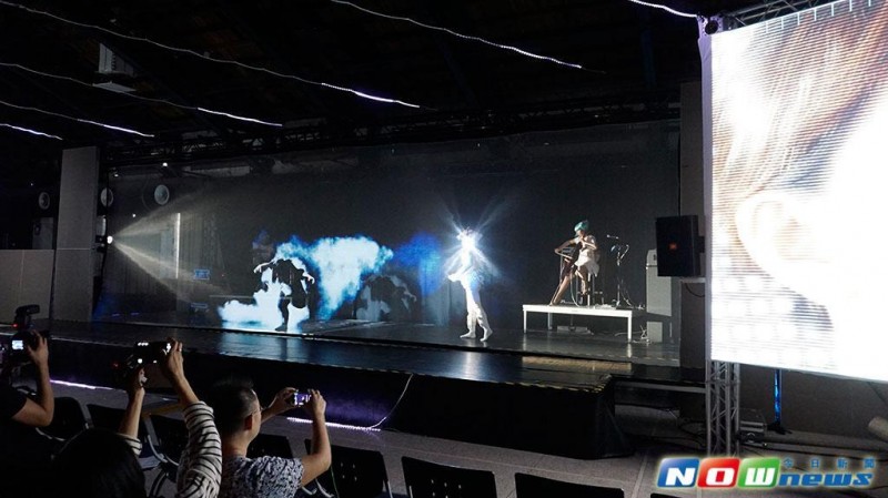 《乐手现场演奏　观众手机互动　多媒体电玩音乐剧开演》