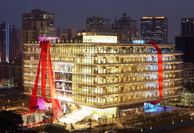 《夜景超美～高雄人拆礼物喽！市图新总馆落成启用　》