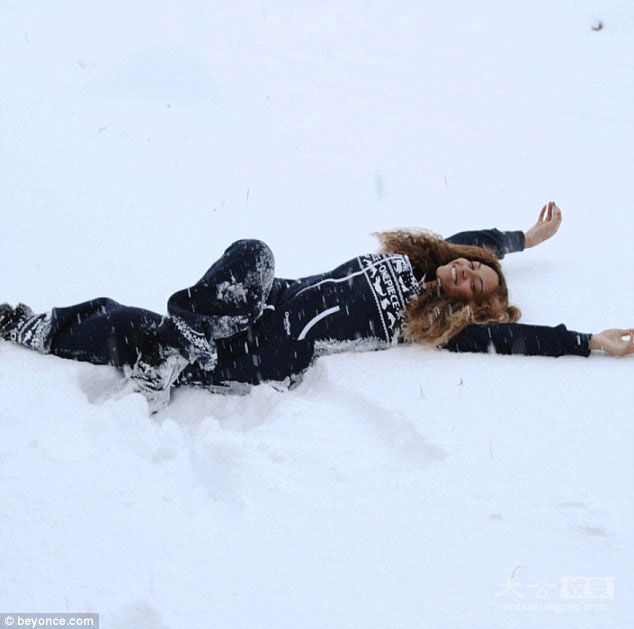 《性感出击|碧昂丝夫妻圣诞夜度假　性感温泉VS冰天雪山》