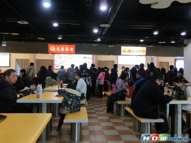 《超有毅力！低温也抢排队　请假来玩儿童新乐园》