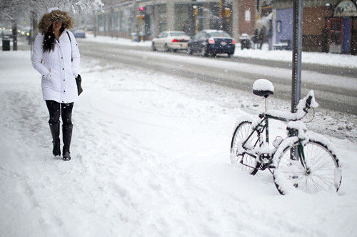 《美国纽约百年暴风雪 影响机场航班取消》