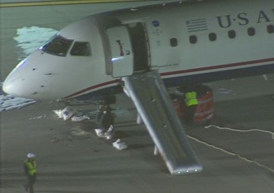 全美航空一班机前起落架无法放下 惊险着陆
