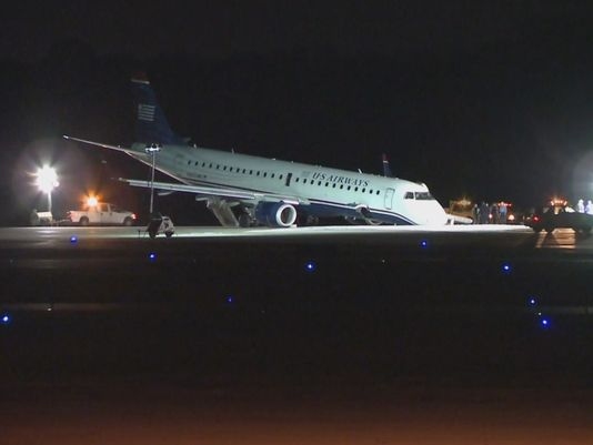全美航空一班机前起落架无法放下 惊险着陆