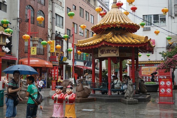 《神户中华街举行中国春节祭预演 金龙欢腾贺新春》