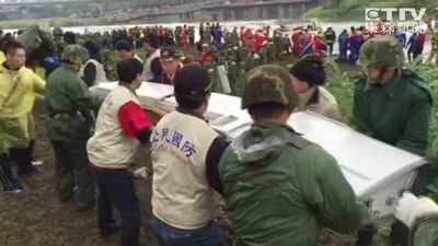 《台湾复航班机坠河伤亡惨重 2具黑盒子寻获（图）》