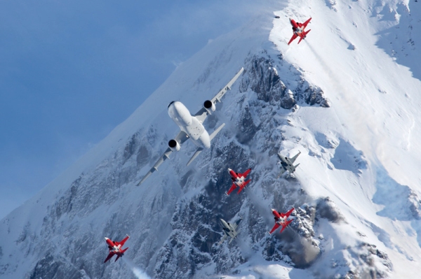 客机也要加特技！A320与6架战斗机雪山共舞