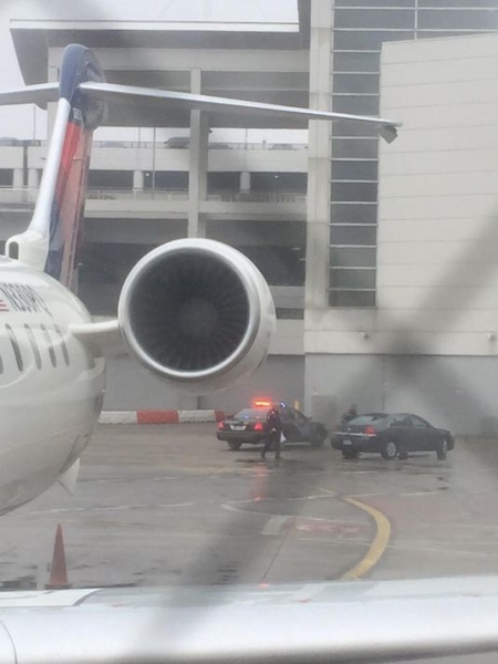 达美航空客机滑行时擦碰候机楼 平尾受损