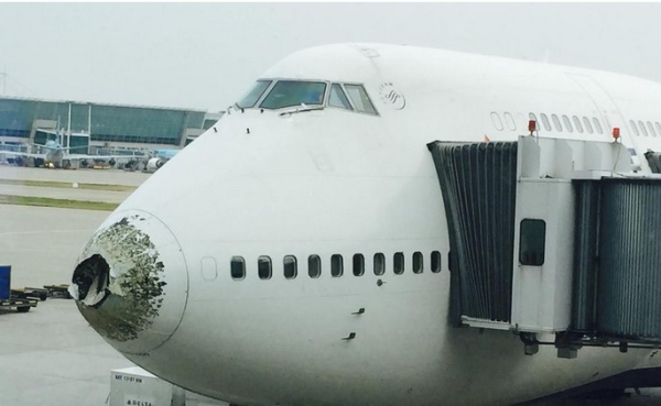 达美航空747在中国领空遭冰雹袭击受损