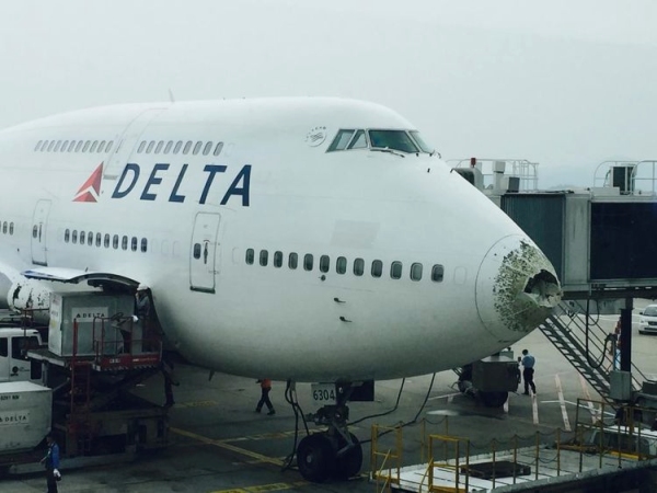 达美航空747在中国领空遭冰雹袭击受损