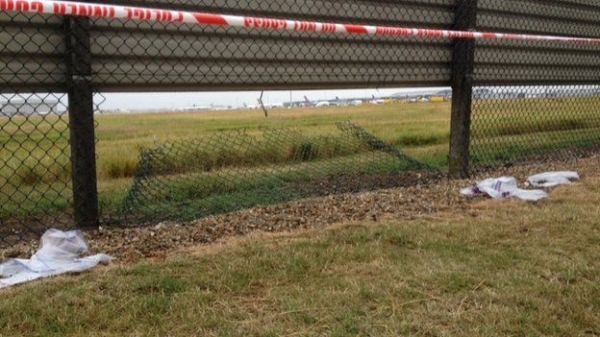 反对希思罗扩建 抗议者破开机场栅栏进入跑道