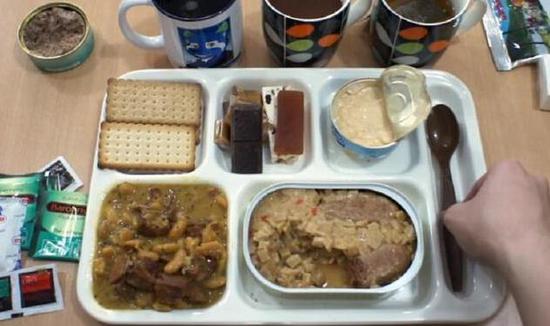 《各国军队食堂菜单，法国人爱吃罐头...》