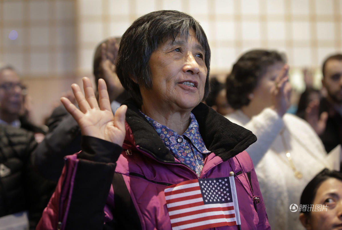 《美国绿卡不保险 华人报名考试加入美籍》