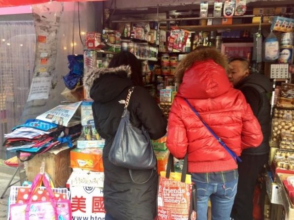 《华裔民众恐新政纷纷退机票 害怕回国难以入境美国》