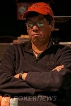 《UA航空施暴事件，受害者身份调查（越南华侨、内科医生...）》